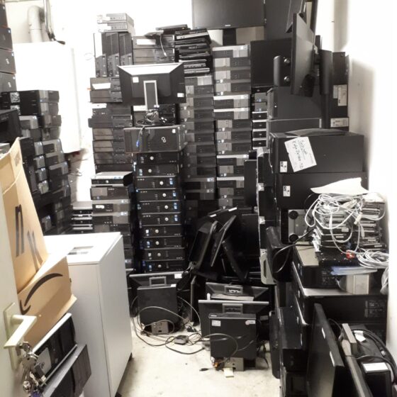 Alte IT-Geräte bei einem Kunden/in vor Ort.
