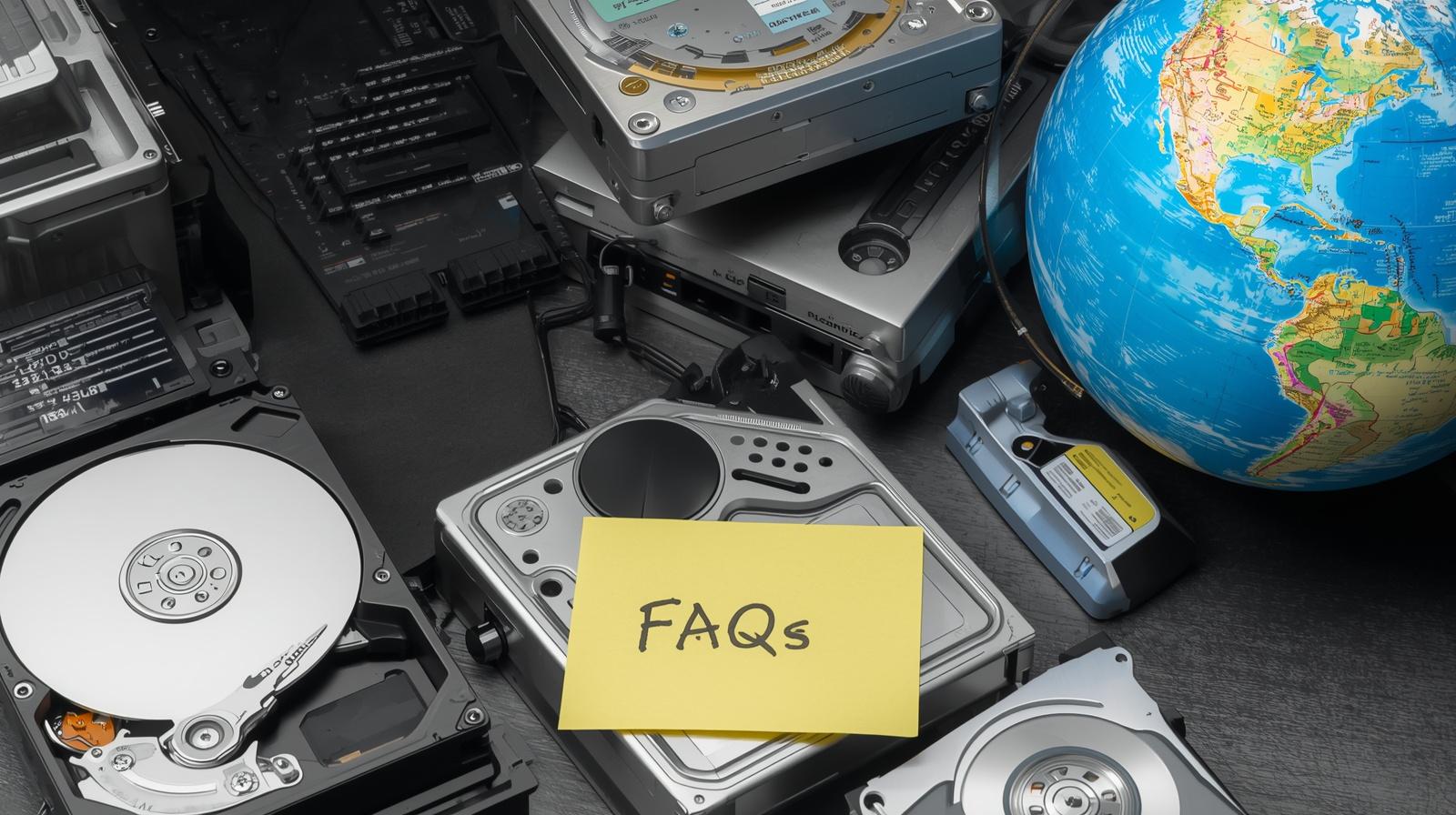 Illustration mit Festplatten und IT-Geräten zum FAQ-Bereich über IT-Entsorgung und Datenträgervernichtung